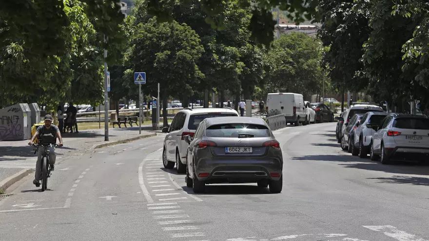 Vídeo: Girona engega la reforma del carrer de la Creu: sense aparcaments al tram central i carril bici al mig de la calçada