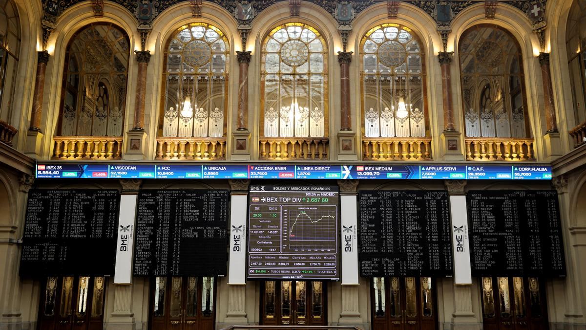 Varios paneles del Ibex 35 en el Palacio de la Bolsa de Madrid.