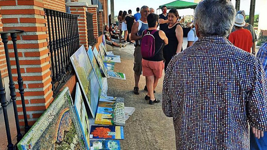 Exposición de cuadros elaborados con cristal reciclable. | Cedida