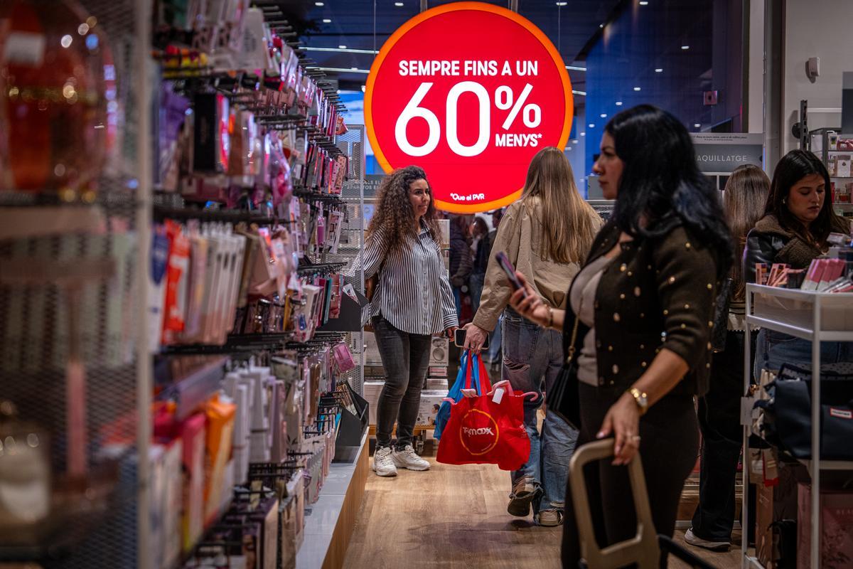 Furor y ofertas en el estreno de la primera tienda en Barcelona del outlet de grandes marcas TK-Maxx