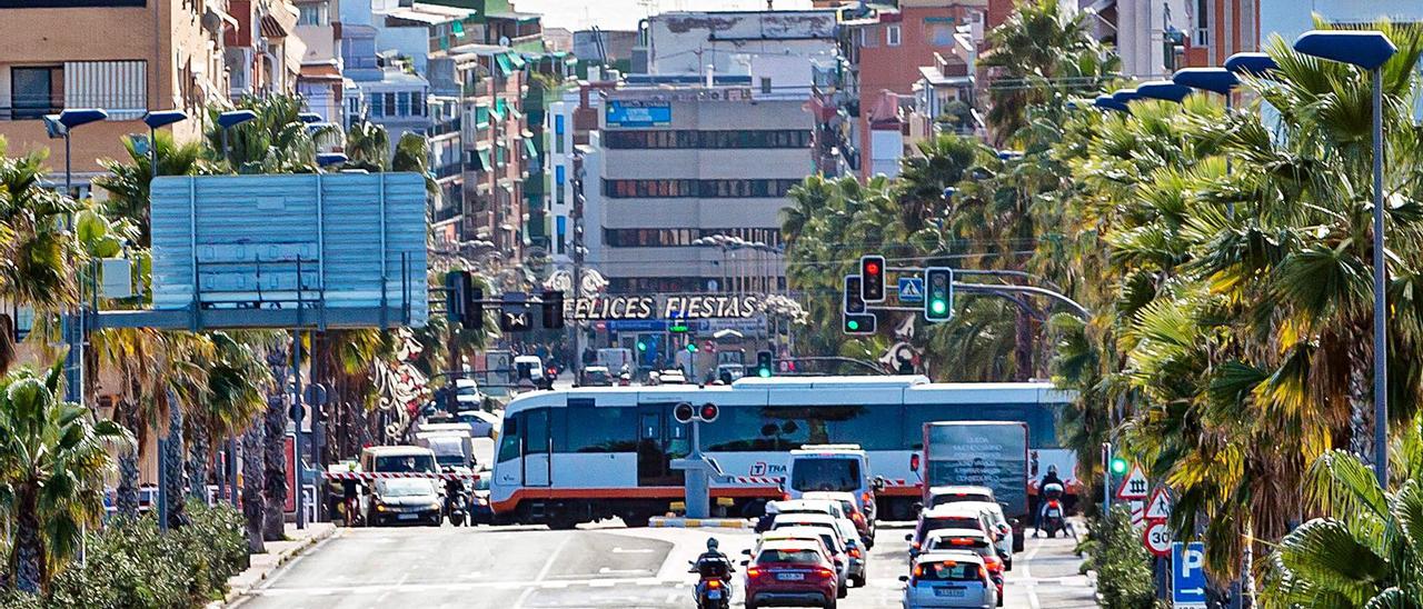 Vehículos parados en la avenida Beniardá mientras esperan el paso de un tranvía en dirección a Altea. | DAVID REVENGA