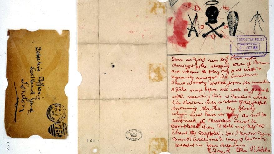 Carta firmada por &quot;Jack the Ripper&quot; (Jack el destripador). A través de documentos policiales originales, recortes de prensa y cartas, tanto de los ciudadanos como del presunto asesino, una exposición analizará en Londres la figura de &quot;Jack el destripador&quot;. Ciento veinte años después de que el criminal sembrara el terror en las calles del empobrecido barrio de Whitechapel, en el este de Londres, el Museo de los Docklands regresará, entre el 15 de mayo y el 2 de noviembre próximos, a la escena del crimen con &quot;Jack the ripper and the East End&quot;.