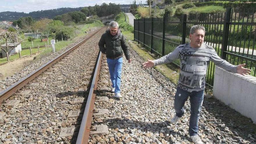 Dos vecinos, en el lugar del atropello. Solo hay valla en un lateral en un tramo. // Iñaki Osorio