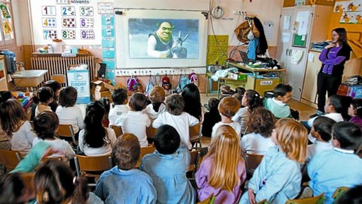 En clase 8 Estudiantes de la escuela Ocata, de El Masnou, miran una película en un aula, esta semana.