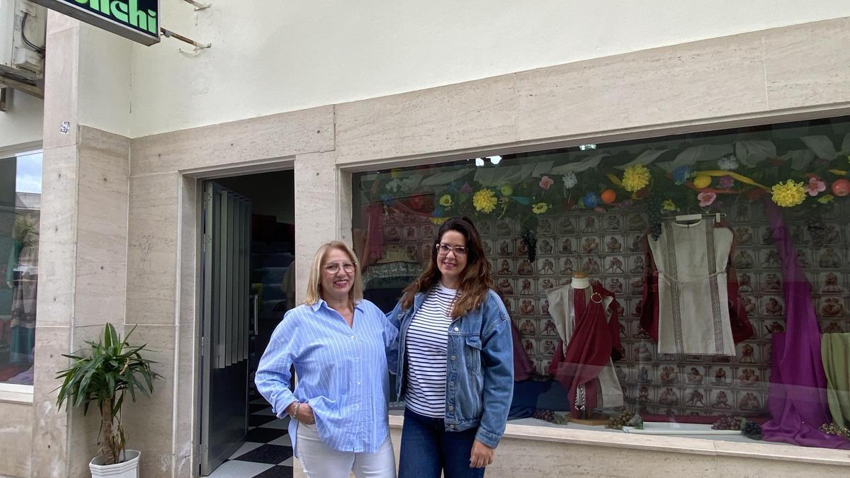 Conchi con su hija Patricia, en la puerta de su tienda.