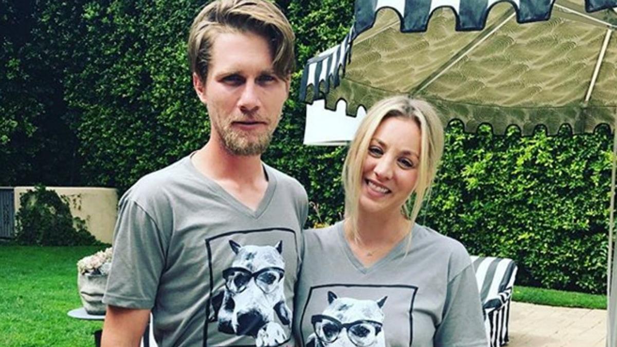 Kaley Cuoco y su prometido Karl Cook