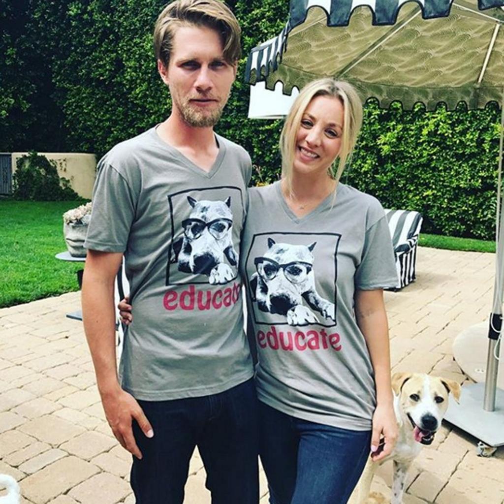Kaley Cuoco y su prometido Karl Cook