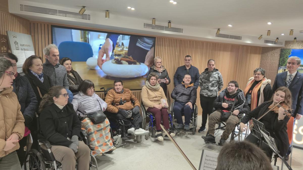Una visita turística pasó por la oficina de turismo, que regresa a la plaza del Cardenal Belluga.