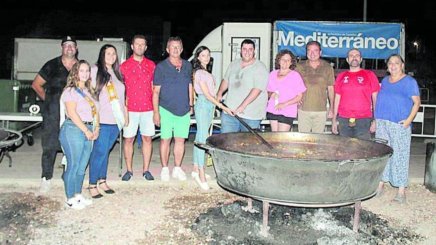 Las autoridades, reina y damas, junto al director comercial de ‘Mediterráneo’.