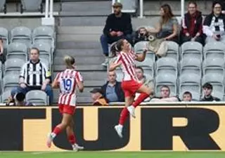 Estreno triunfal del Atlético, con roja a Lola Gallardo y Lloris de imprevista portera
