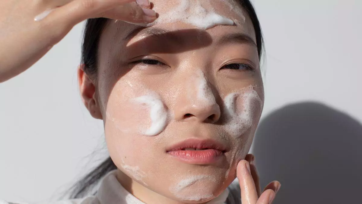 Así son los dos limpiadores coreanos que transforman tu piel a los 35: firmeza y cero marcas