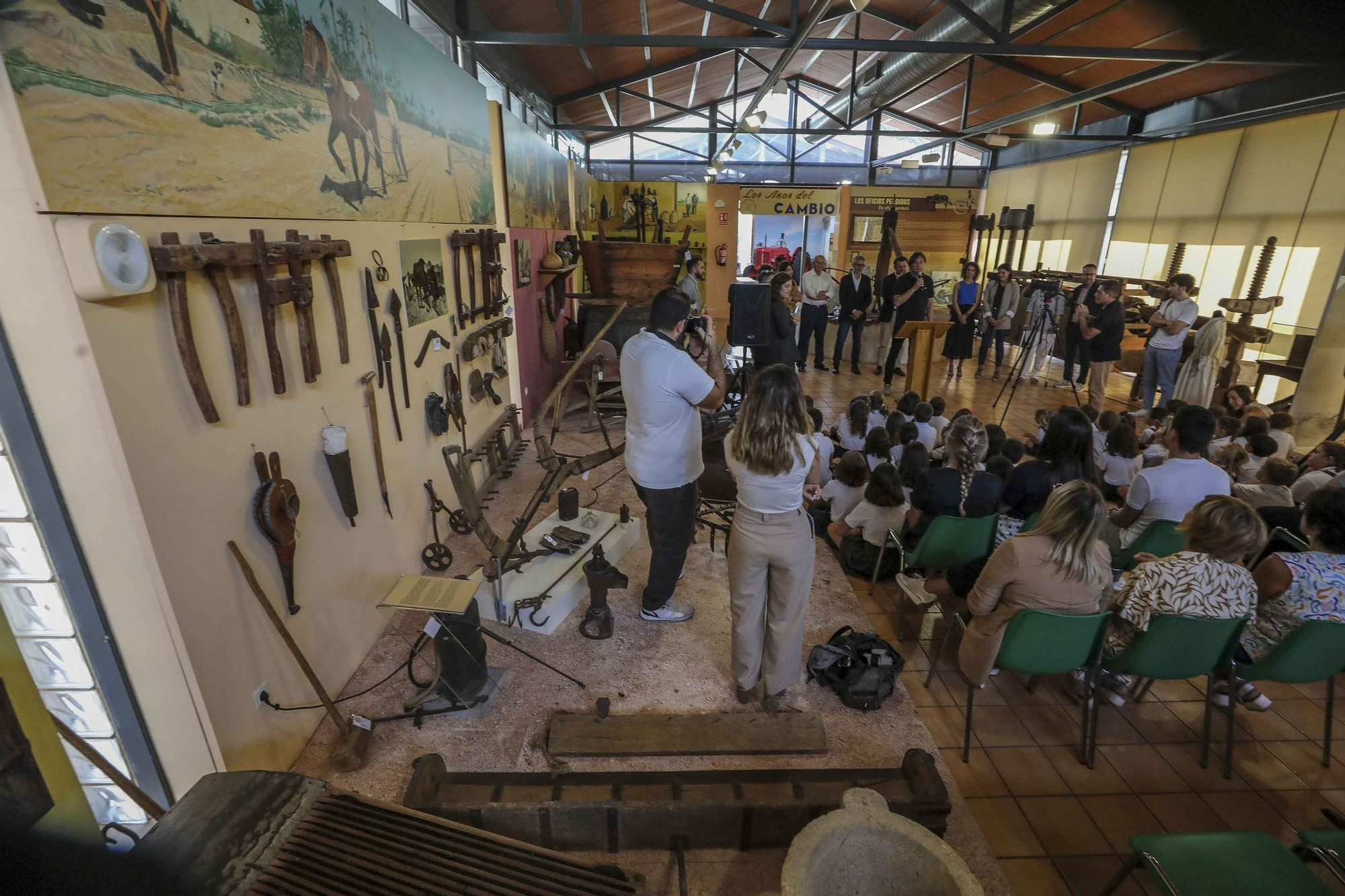 Niños con alma de guia turistica en el museo de pusol Elche