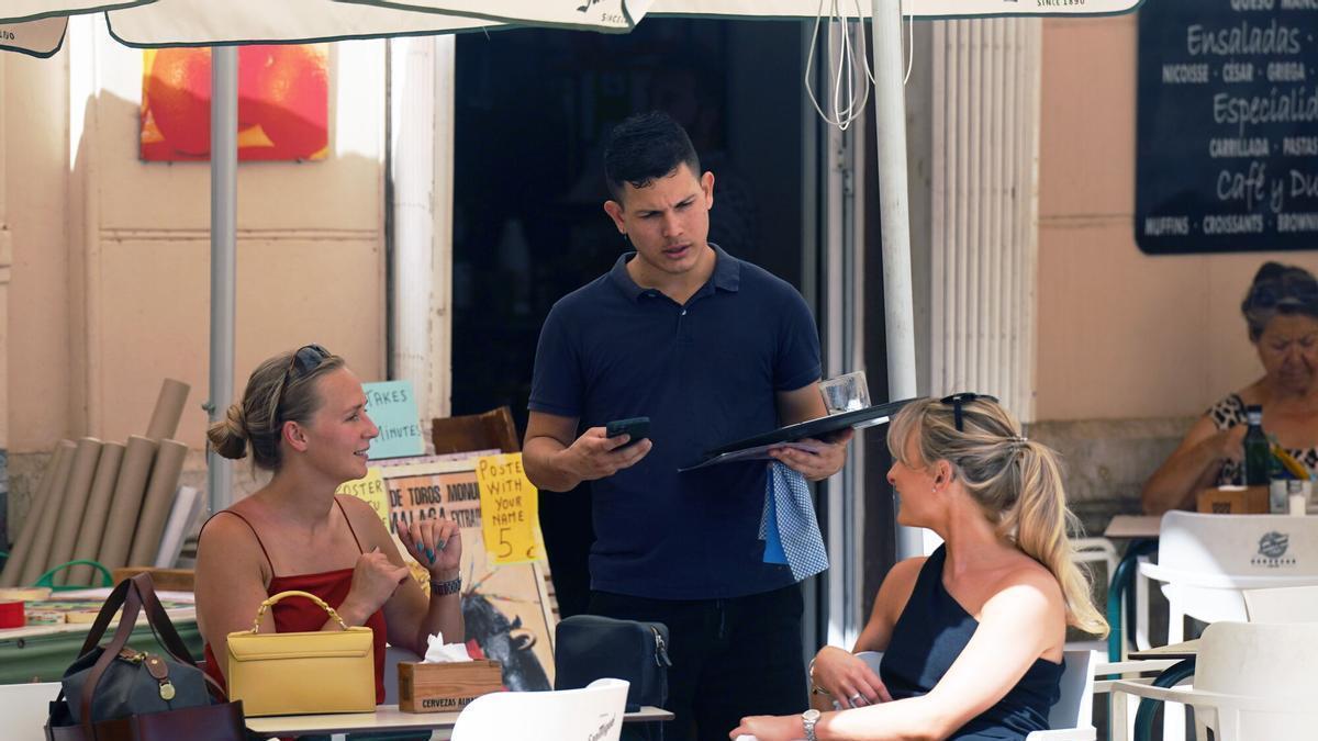 Un trabajador de hostelería en un establecimiento de Málaga.