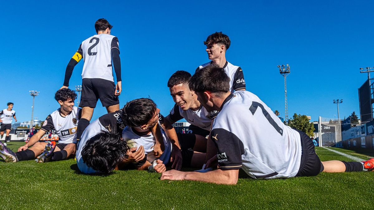 El Juvenil 'A' celebra el título de liga