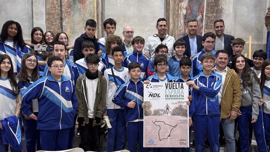 Presentación del reto de José María López en la antigua ermita de San Sebastián de Caravaca ante la presencia de escolares del municipio.