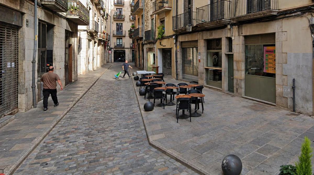 Els veïns també demanen reduir les terrasses del carrer de la Cort Reial.