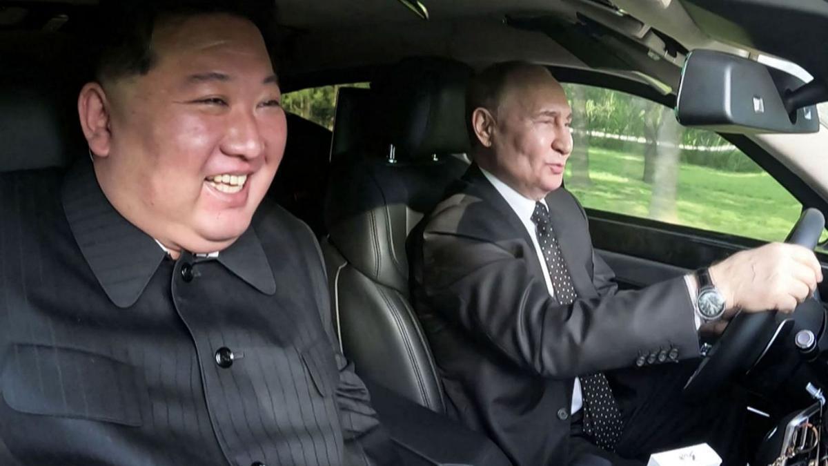 Kim Jong-un, de copilot, i Vladímir Putin, al volant, dimecres passat a Pyongyang. | AFP