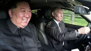 Kim Jong-un, de copilot, i Vladímir Putin, al volant, dimecres passat a Pyongyang. | AFP