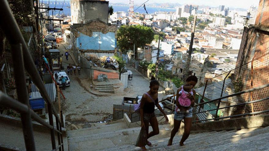 Unas jóvenes en la favela Morro da Providencia.