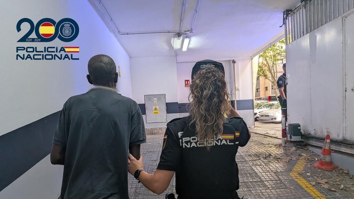 Una agente de la Policía Nacional lleva detenido al autor de las amenazas a un camarero con un cuchillo.