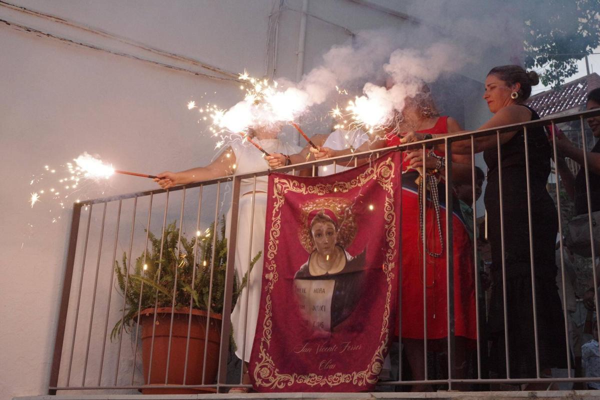Las calles de Olías vivieron la procesión de San Vicente Ferrer, una cita en la que sus vecinos rindieron culto a su patrón por las estrechas calles del núcleo. Las calles de Olías vivieron la procesión de San Vicente Ferrer, una cita en la que sus vecinos rindieron culto a su patrón por las estrechas calles del núcleo.