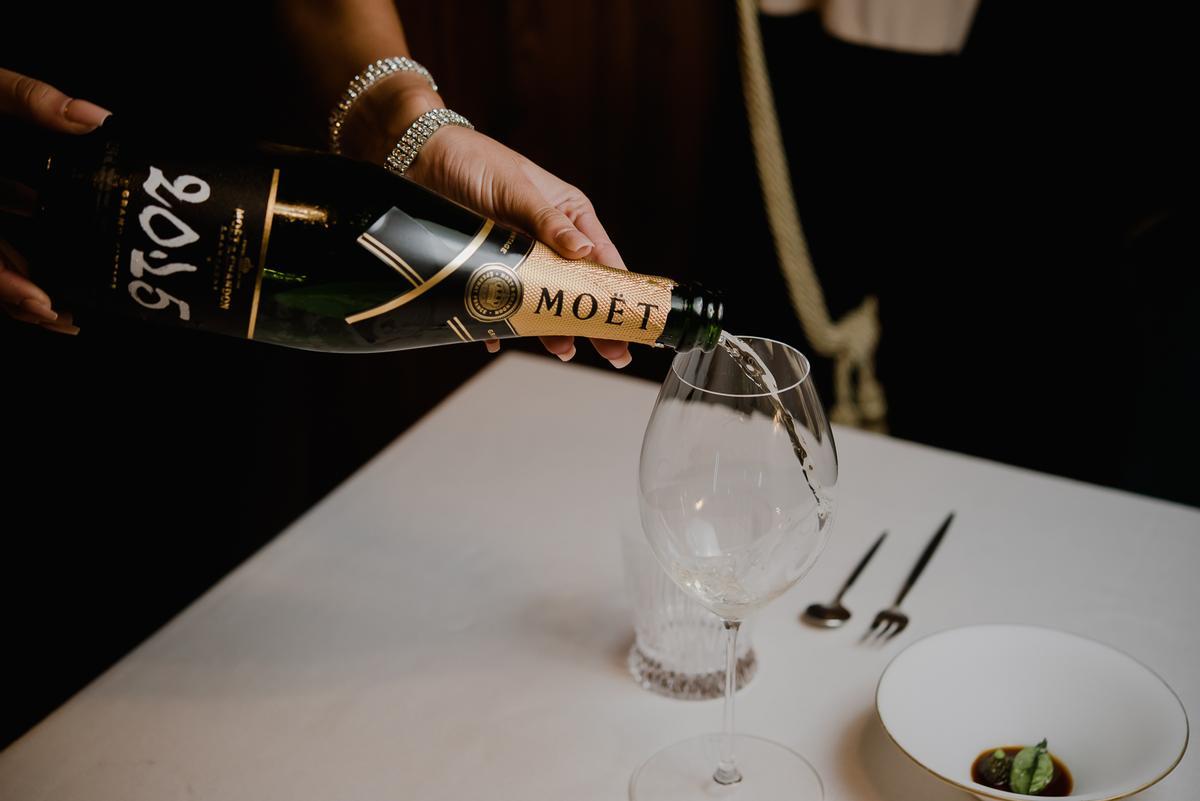 El ritual comienza mucho antes de alzar la copa.