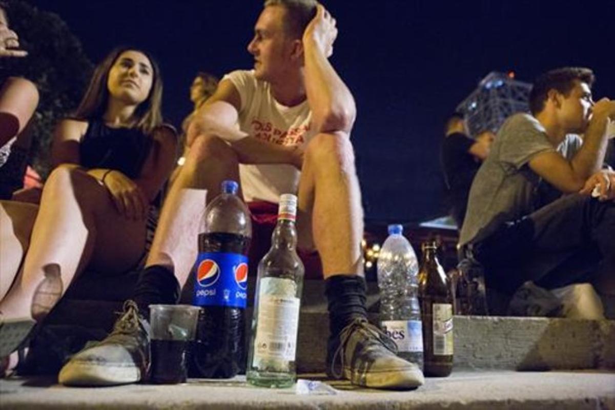 Jóvenes en un botellón cerca de Marina Village. 