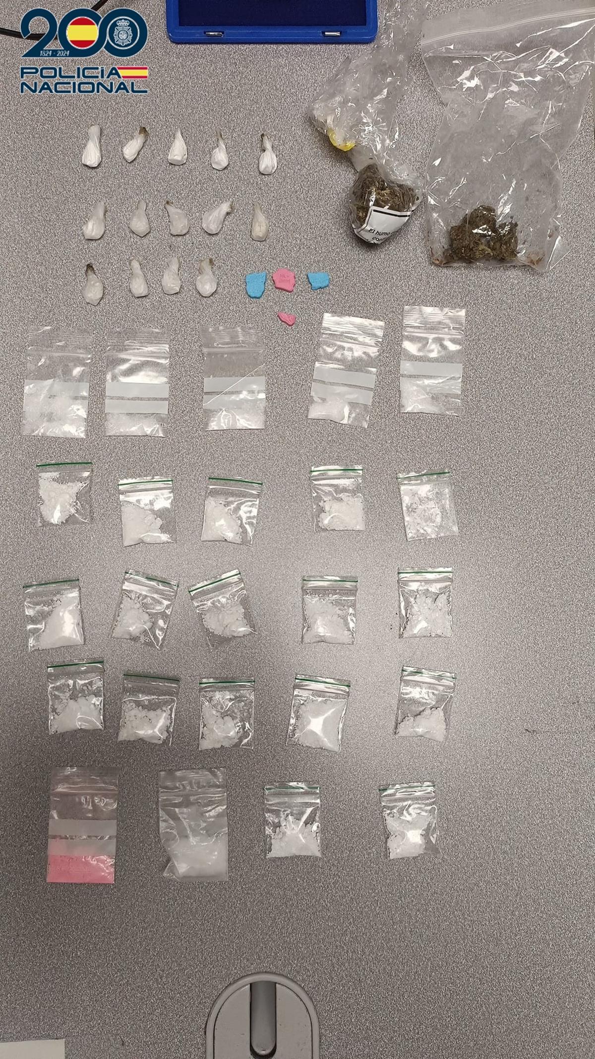 Diferentes drogas incautadas en uno de los locales.