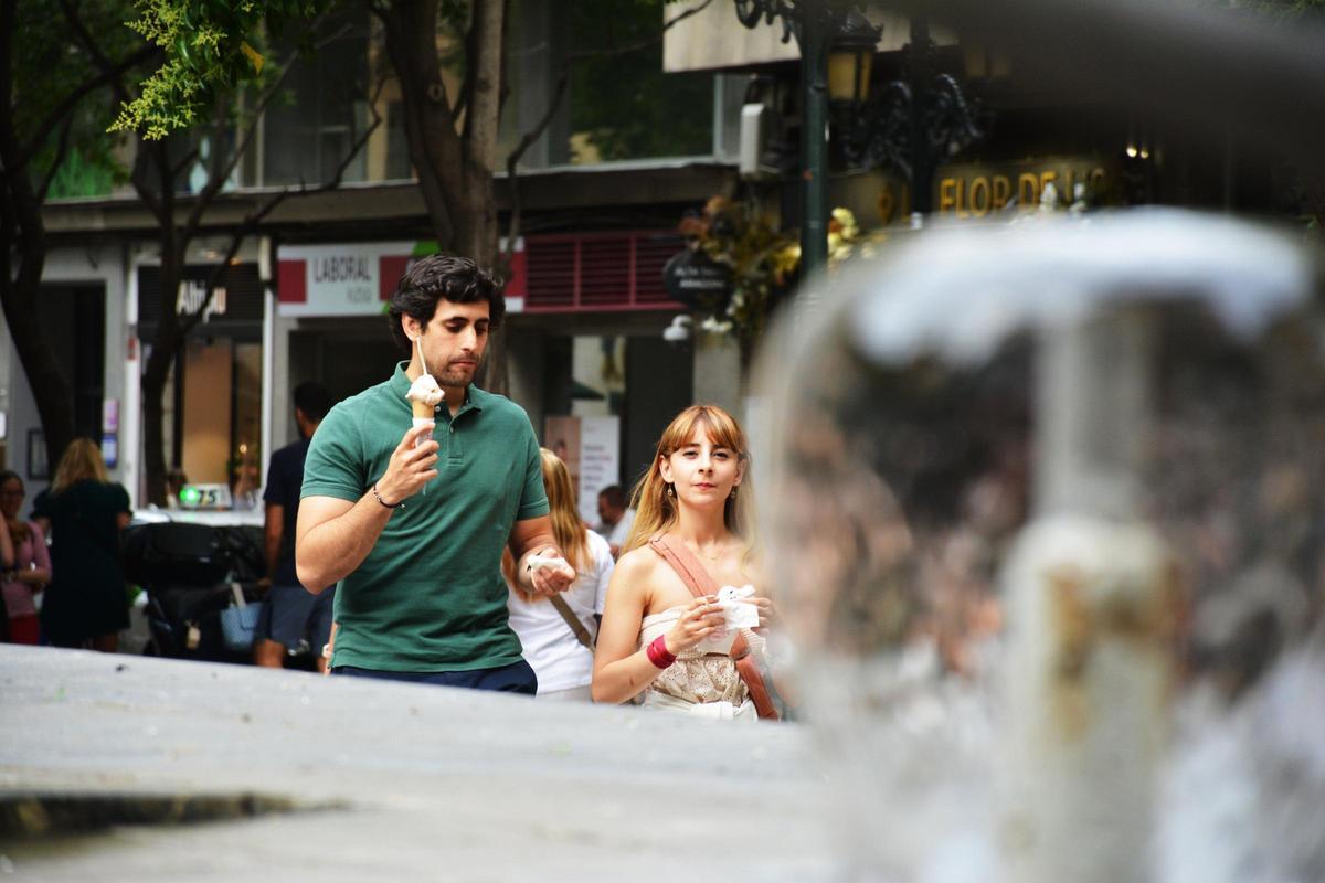 Dos jóvenes toman un helado, ayer en el centro de Zaragoza.