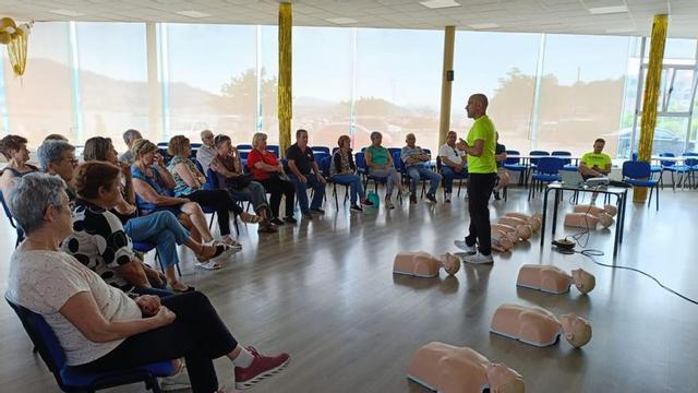 La formación, en mayo, sobre técnicas de primeros auxilios en el local de Domaio. | FDV