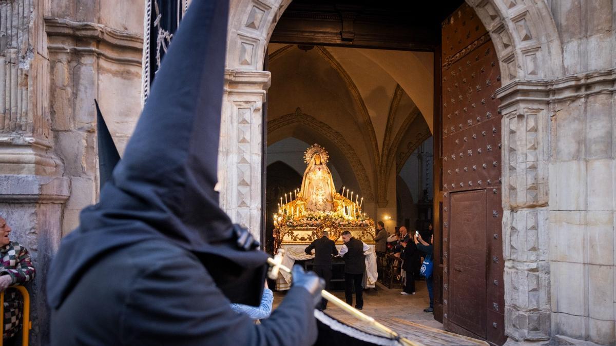 Salida de la procesión de El Silencio, en el barrio de El Gancho.