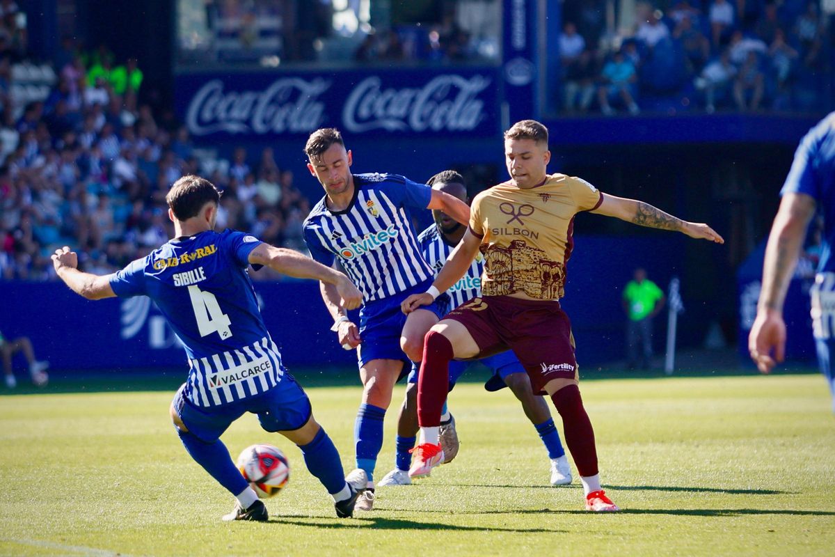 Pablo Clavería disputa un balón a Álvaro Leiva, en el encuentro del pasado domingo.