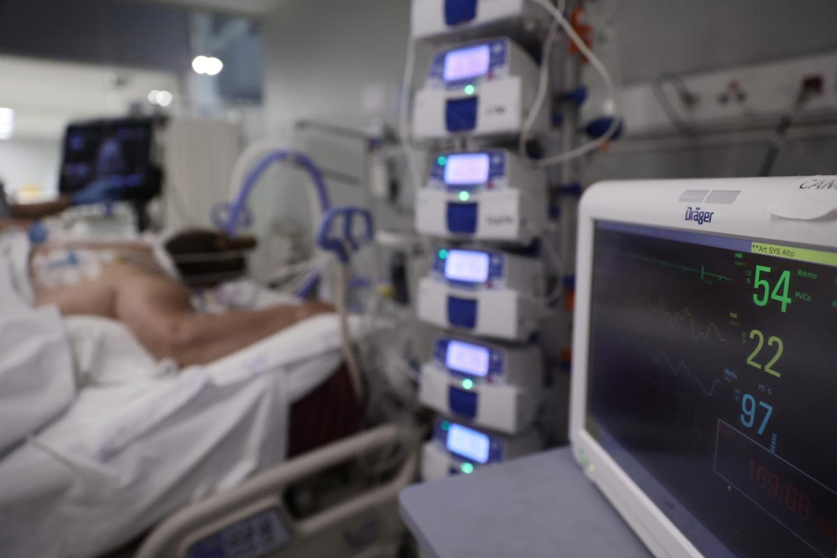 Archivo - Constantes vitales en una pantalla de una paciente hospitalizada por Covid