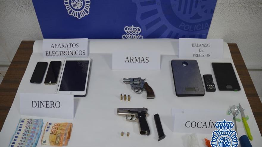 Armas, dinero y otros objetos incautados a un joven de La Victoria, detenido por tenencia de armas prohibidas.