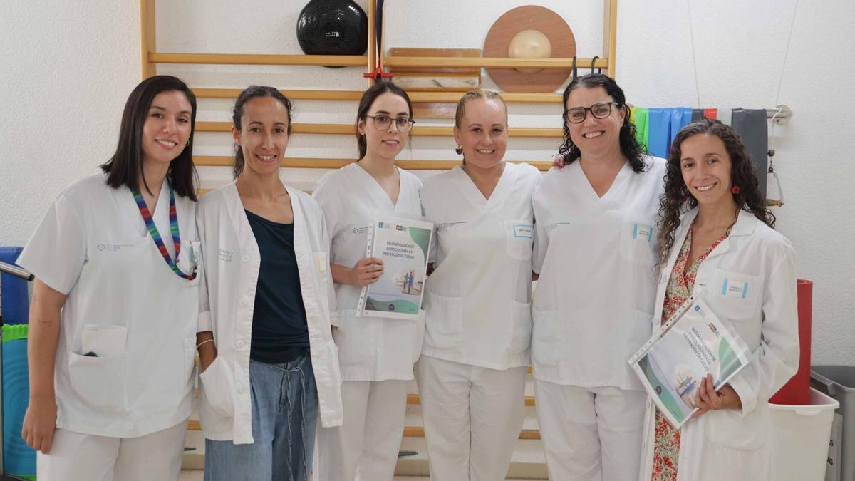 Desde la izq., las fisioterapeutas Sabela Amutio, María Jesús Martínez, Rocío Fragueiro, Ruth Estévez y Paula Quintana y la enfermera de investigación en cuidados Macarena Chacón.
