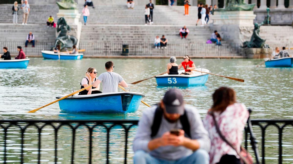 Barcas en el parque del Retiro, en Madrid