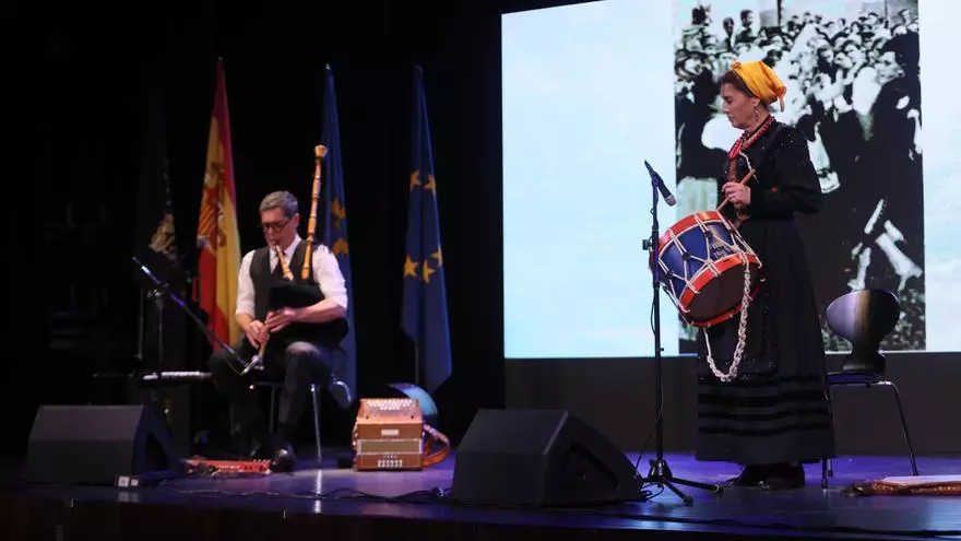 Hevia emociona a los asistentes al Congreso Mundial de Asturiania con su versión de "Volver" a ritmo de gaita y tambor