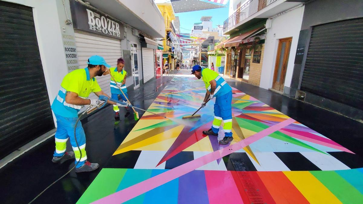 Preparativos para la inauguración de la obra de Okuda en Sant Antoni