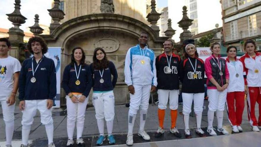 Participantes en los combates que se celebraron ayer dentro de este torneo de esgrima celebrado en Pontevedra.