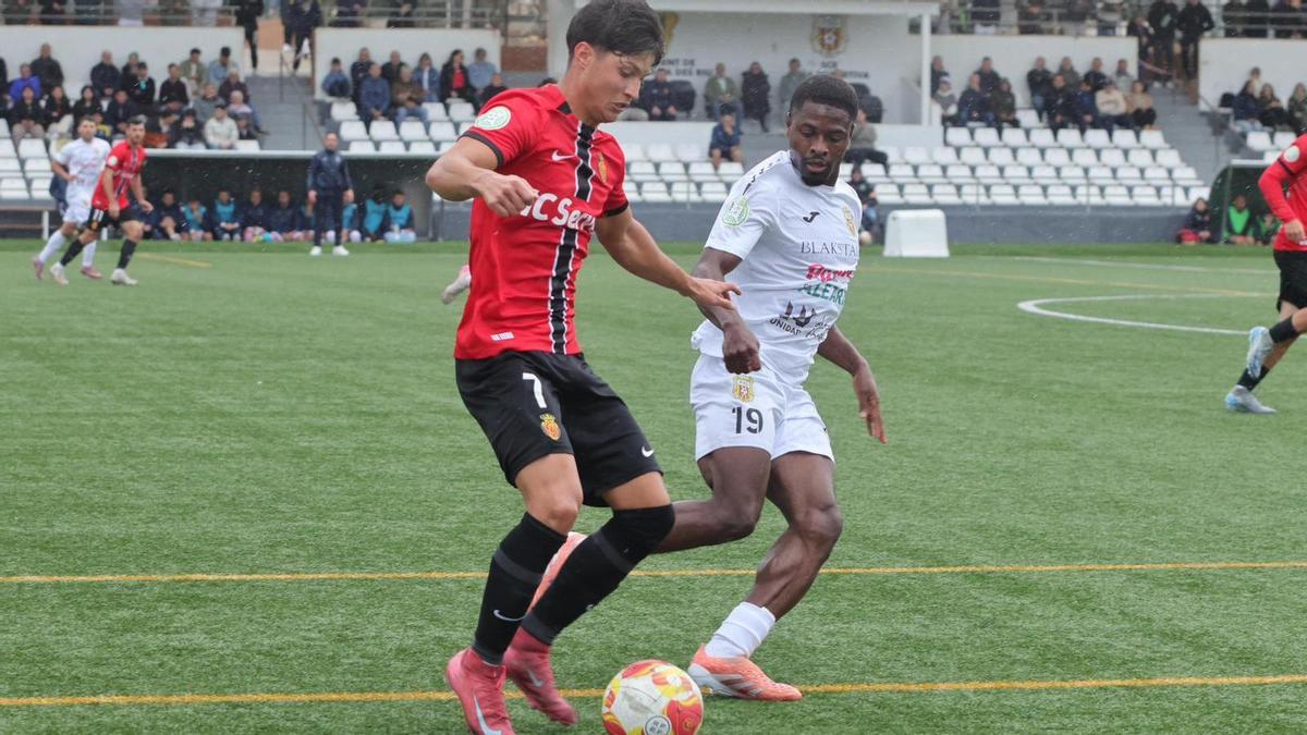 Alhassan presiona a Marcos Gorriti durante el partido de este domingo