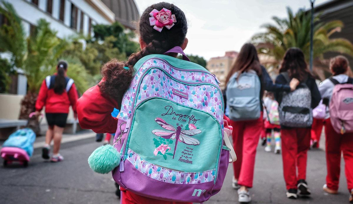 Una alumna canaria a la entrada de su colegio.