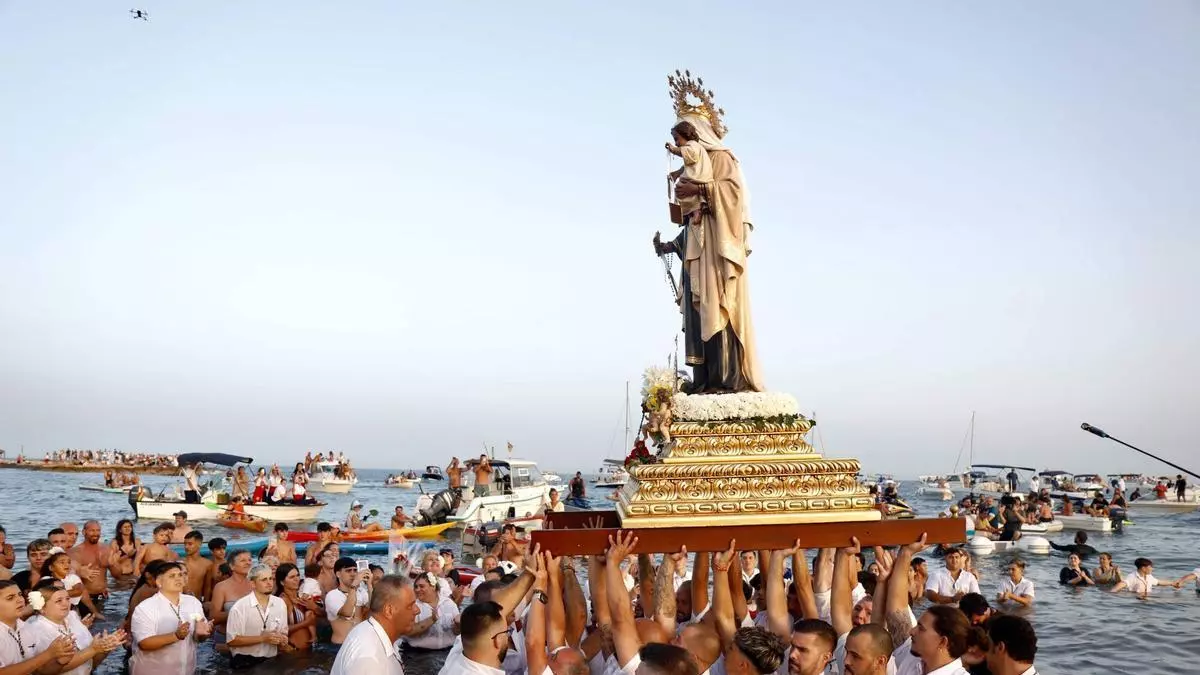 El Palo renueva su promesa a la Virgen del Carmen entre el mar y la emoción