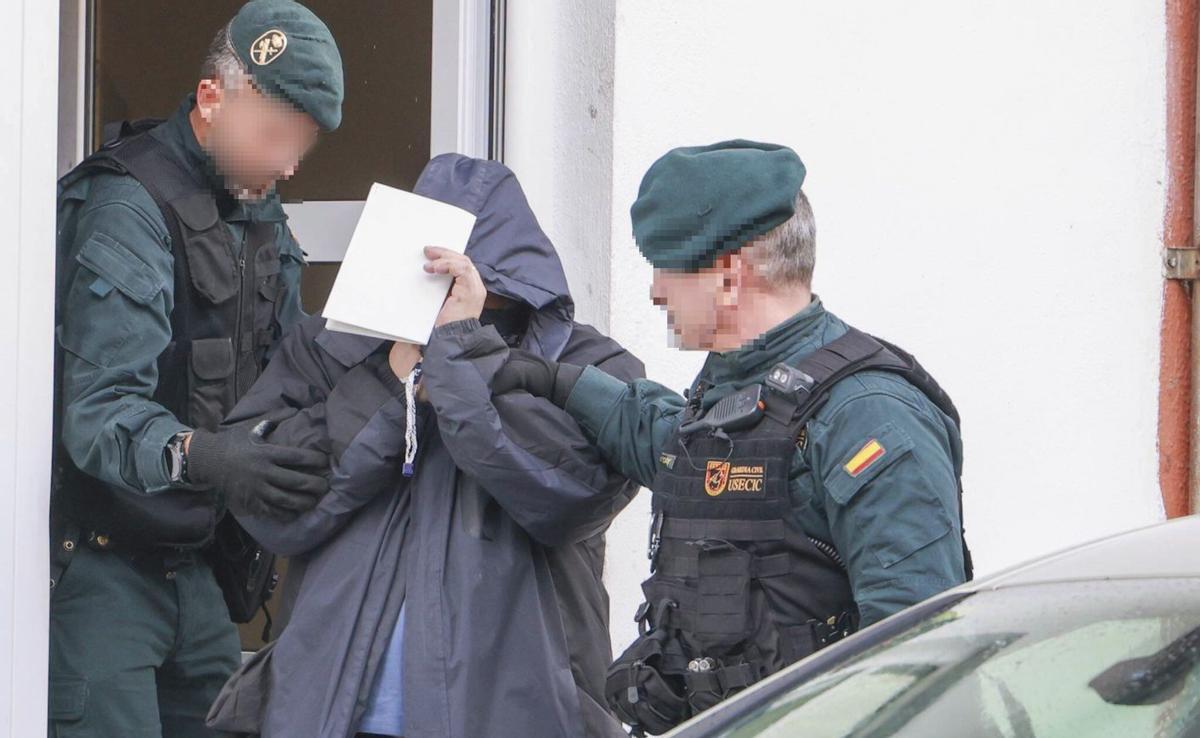 Uno de los hombres que la Guardia Civil retiró ayer del piso de Luis Seoane. | IÑAKI ABELLA