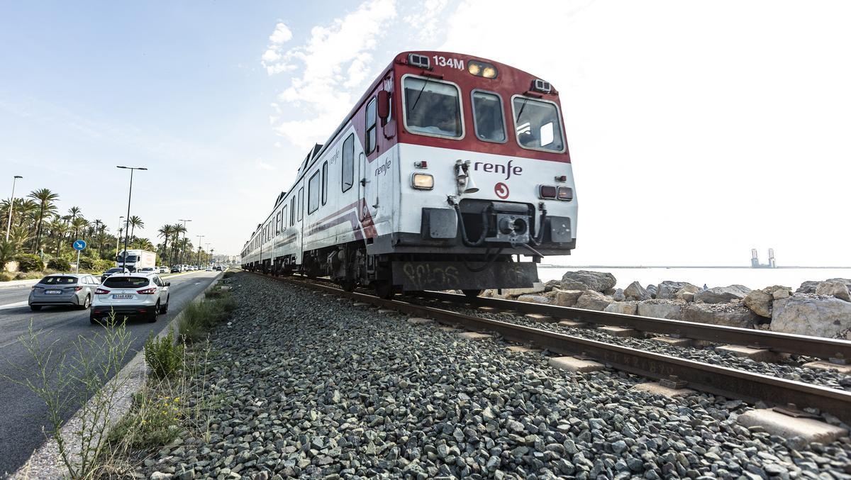 Imagen de las vías del tren a su paso por la primera línea de costa en la salida de Alicante hacia Elche.