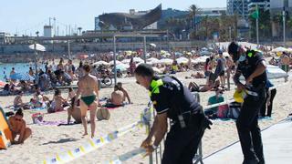 El alud de bañistas obliga a cerrar el acceso a cuatro playas de Barcelona