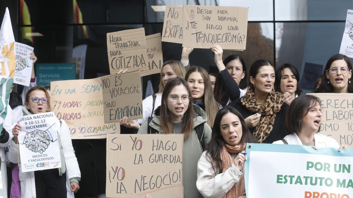 Varias médicas se concentran ante las puertas de la consejería de Sanidad de Zaragoza durante la huelga.