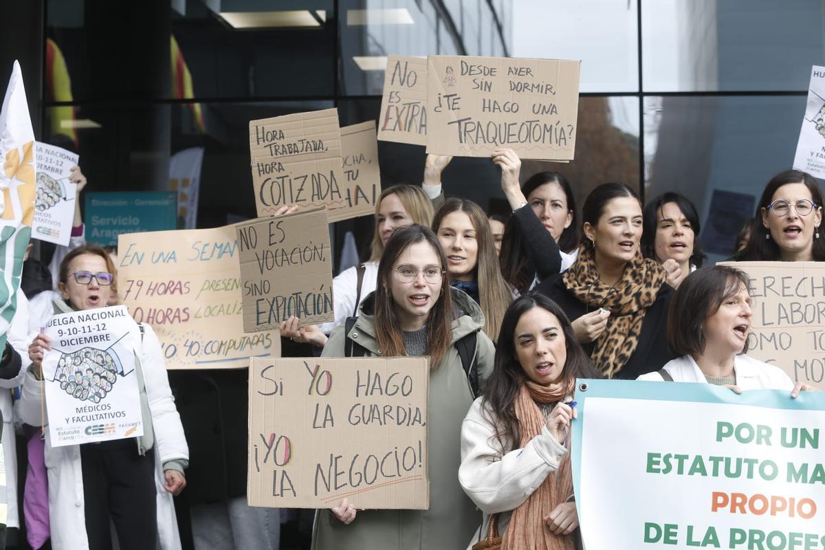 Concentración de médicos ante la consejería de Sanidad en la huelga de diciembre.