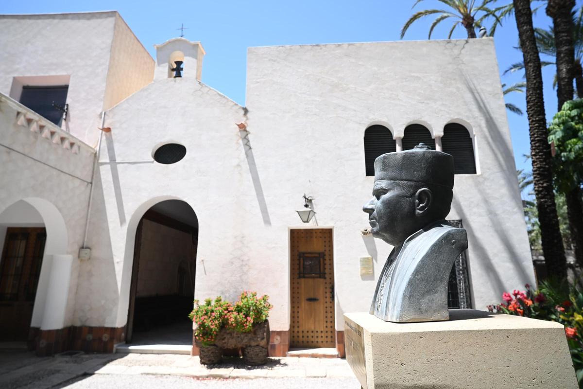 Ermita y busto del capellán José Castaño, propietario de la finca antes de la familia Orts