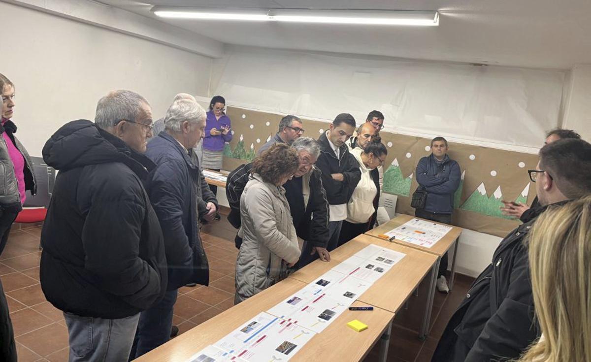 Un taller con diversos colectivos sobre los usos de A Doca.