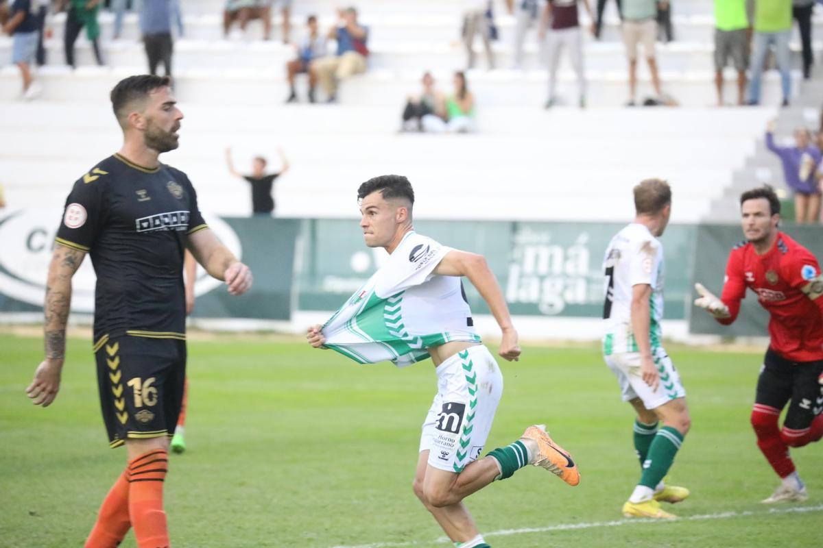 Luismi Redondo celebra un gol con el Antequera esta temporada.